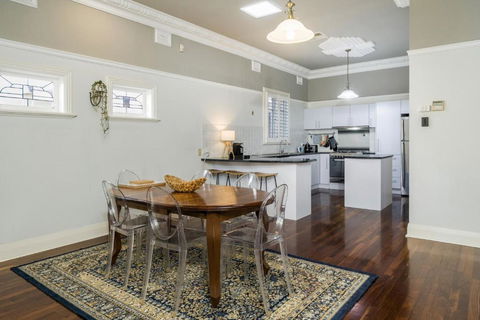 Incredible 3-Bed Renovated Home With Huge Garden - Accommodation Gladstone 3