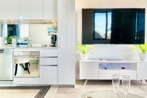 AdriaticBlu Luxe 2 Bed Apartment With Stunning Ocean Views - Accommodation Gladstone 2