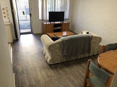 Affordable Comfortable Inglewood Apartment+Pool - Accommodation Gladstone 1