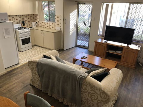 Affordable Comfortable Inglewood Apartment+Pool - Accommodation Gladstone 3