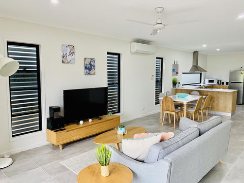 AIRLIE BEACH Delight. Hop, Skip Jump To Everything - Accommodation Gladstone 0