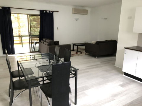Airlie Getaway Unit 2 - Accommodation Gladstone 3