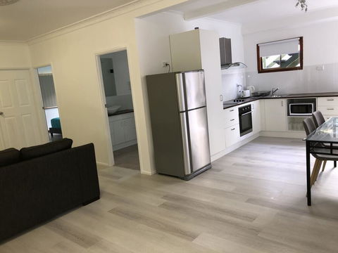 Airlie Getaway Unit 3 - Accommodation Gladstone 3