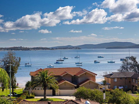 Aislinn' 3/273 Corrie Parade - Air Con, Water Views, BBQ - Accommodation Gladstone 0