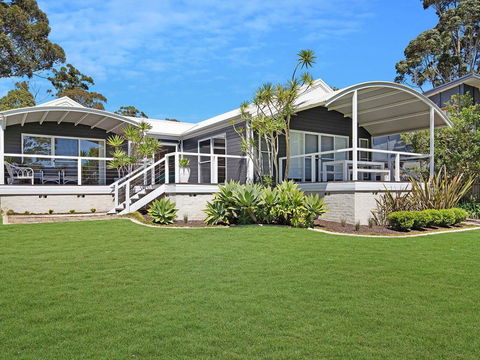 Akarana Beach House :: Jervis Bay Rentals - Accommodation Gladstone 0
