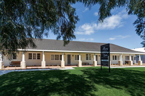 Albany Holiday Units - Accommodation Gladstone 0
