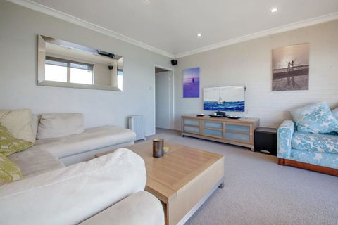 Alcheringa Unit 3 & 4, 32 Sandy Point Road - Accommodation Gladstone 2