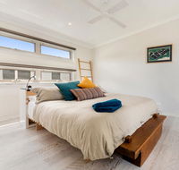 Alice's Palace 2-minute walk to lifeguard patrolled surf beach - Accommodation Gladstone