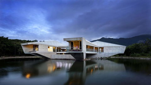Alkira Award Winning Luxury Beachfront Rainforest Holiday House - Accommodation Gladstone 0