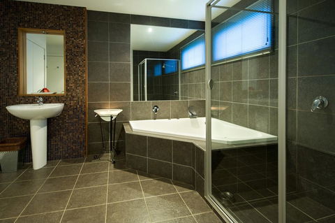 Alofi - Accommodation Gladstone 2
