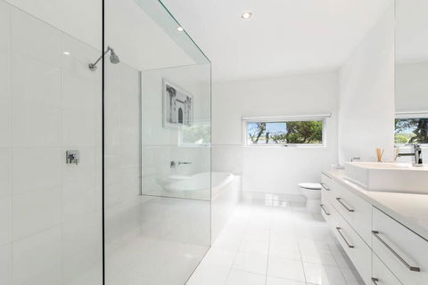 Amalfi Dream - Luxury Villa With Pool And Spa, Walk To Beach And Shops - Accommodation Gladstone 2