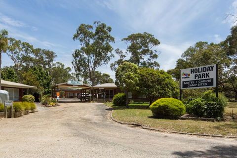 Amaze N Things Holiday Park & Motel - Accommodation Gladstone 0