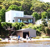 Amazing Ansons Bay Absolute Waterfront Beach House - Accommodation Gladstone