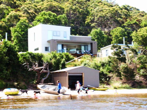 Amazing Ansons Bay Absolute Waterfront Beach House - Accommodation Gladstone 0