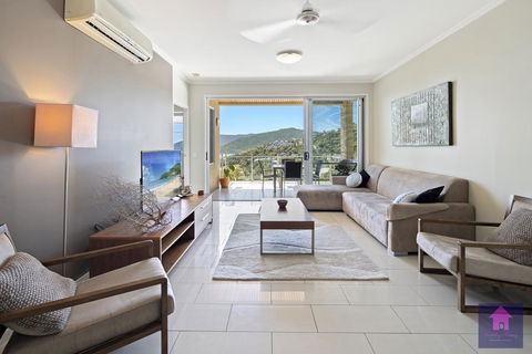 Amazing Ocean Views, Pool, Award Winning Location, Airlie Beach - Accommodation Gladstone 3