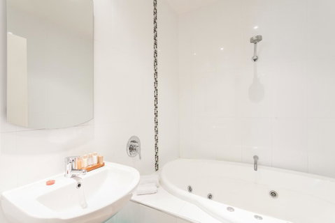Anglesea River Apartments - Spa Apartment 23 - Accommodation Gladstone 2