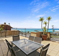 APARTMENT 12 PACIFIC APARTMENTS- Across From the Pier - Accommodation Gladstone