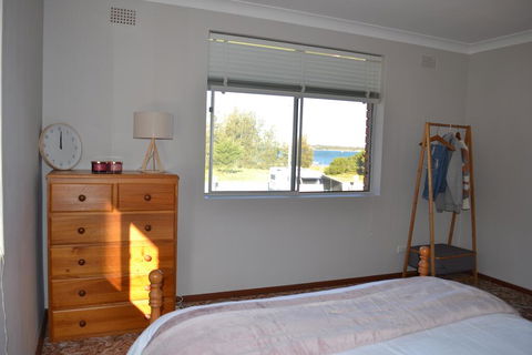 Apartment With Sweeping View Of The Bay, 2 Bedrooms, Sleeps 5 - Accommodation Gladstone 2