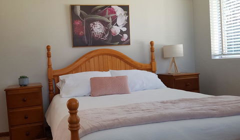 Apartment With Sweeping View Of The Bay, 2 Bedrooms, Sleeps 5 - Accommodation Gladstone 1