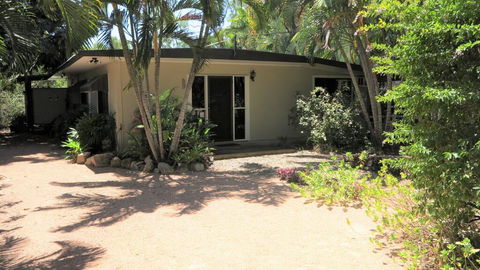 Apjohn House - Accommodation Gladstone 0