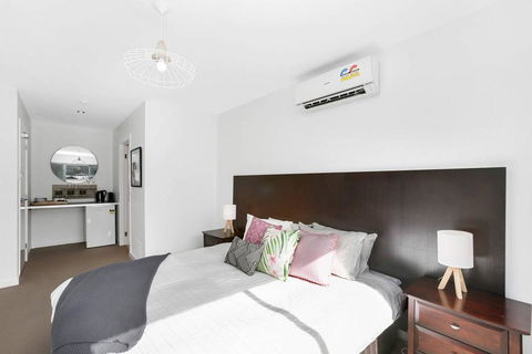 APOLLO 13 STUDIO - Free Wifi, Opposite Beach! - Accommodation Gladstone 1