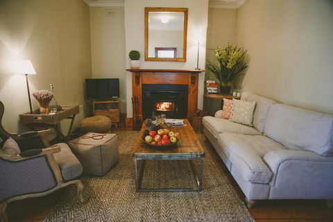 Apple Cottage, Orange NSW - Accommodation Gladstone 0