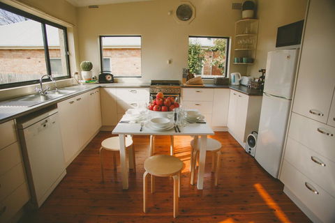 Apple Cottage, Orange NSW - Accommodation Gladstone 3