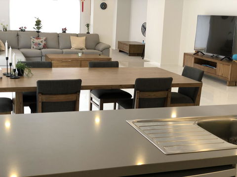 Apple House Upper Point Cook - Accommodation Gladstone 2