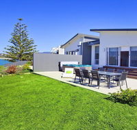 Aqua - views over jones beach - Accommodation Gladstone