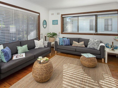 Araluen On Holden - Great Deck With Ocean Views - Accommodation Gladstone 1