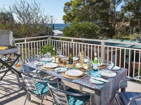 Araluen On Holden - Great Deck With Ocean Views - Accommodation Gladstone 0
