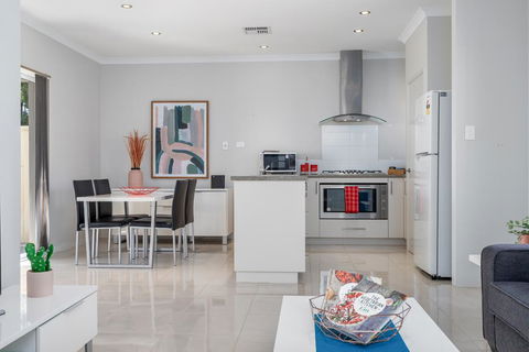 Ardross Short Stays - Accommodation Gladstone 0