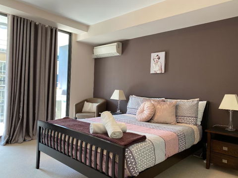 ARENA RESORT STYLE EXEC FREE NETFLIX WIFI WINE - Accommodation Gladstone 2
