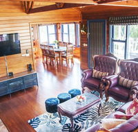 Artee House - A Bright Escape - Accommodation Gladstone