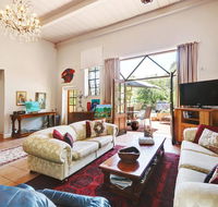 Arty Warehouse Apartment - stroll to South beach - Accommodation Gladstone
