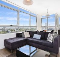 As the Sun Sets - Modern and Spacious 2BR Zetland Apartment Facing the Setting Sun - Accommodation Gladstone