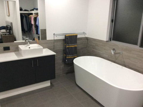 Luxury & Gives You It All - Accommodation Gladstone 1