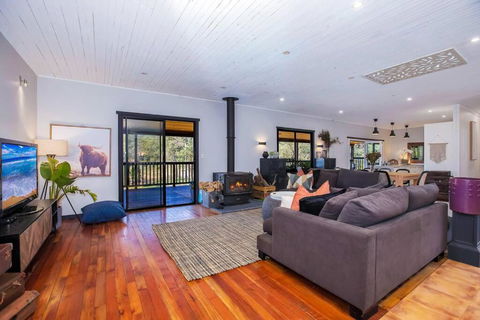 Luxury Farm House On 20 Acres - Sleeps 22 - Accommodation Gladstone 0