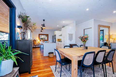 Luxury Farm House On 20 Acres - Sleeps 22 - Accommodation Gladstone 1