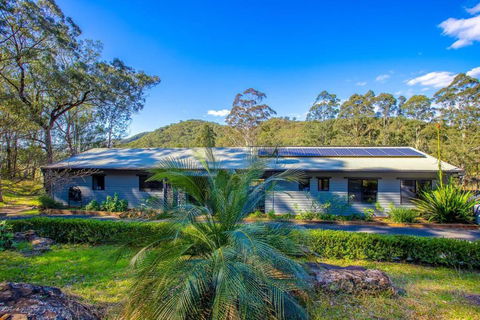 Luxury Farm House On 20 Acres - Sleeps 22 - Accommodation Gladstone 2