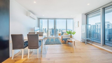 Magnificent 2-bedroom Apartment - Skyline View, CBD Location - Accommodation Gladstone 0