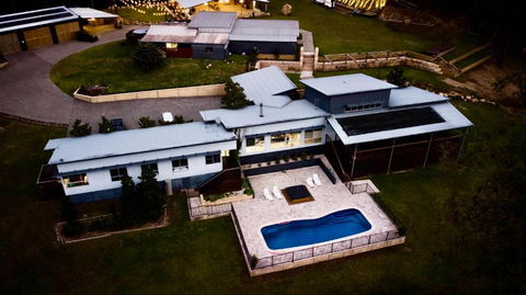 Luxury Mandalong Mansion With Pool & Spa - Accommodation Gladstone 0
