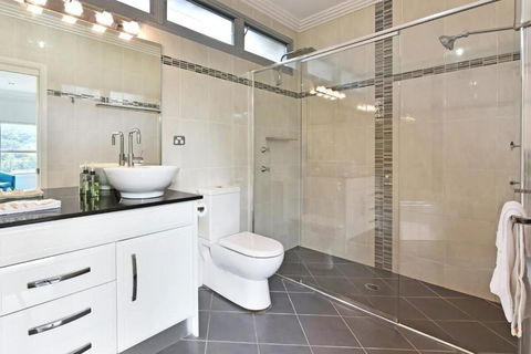 Luxury Mandalong Mansion With Pool & Spa - Accommodation Gladstone 3