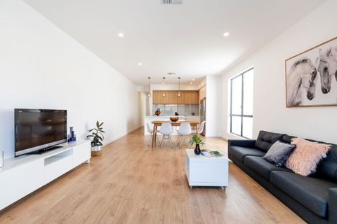 Luxury Private Ensuite Room Close To Airport,City, Genelg Beach - Accommodation Gladstone 3