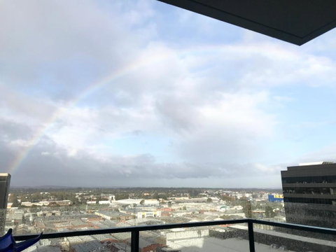 M-city Apartment - Executive Twin King Ensuites - Fully Equipped - Free Parking, Fast Wifi, Smart TV, Netflix, Complementary Drinks & Amenities - M-city Shopping Centre Clayton 3168 - Accommodation Gladstone 2