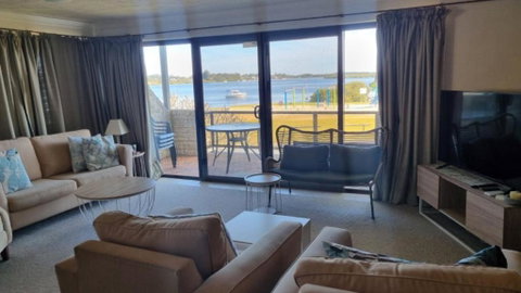Magical & Relaxing Location! Air - Conditioned - Accommodation Gladstone 1