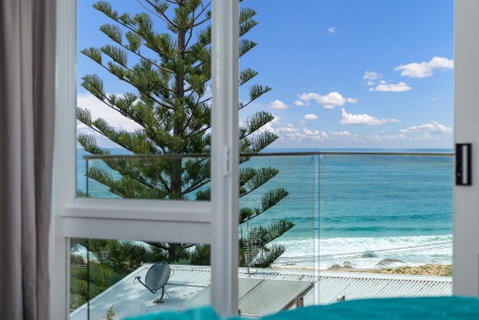 Magnificent Malua Views Stroll To The Beach - Accommodation Gladstone 0