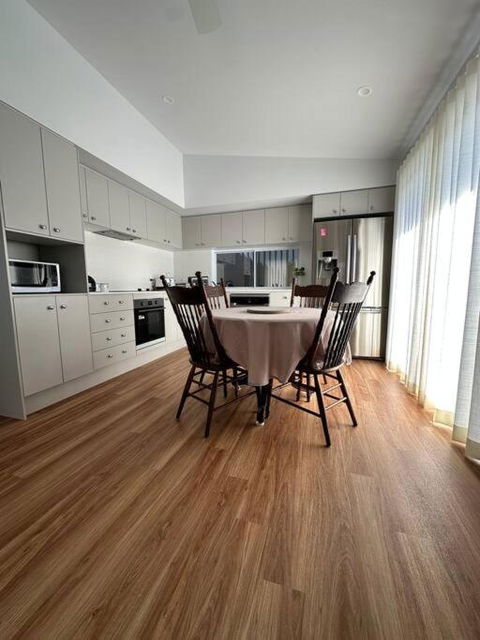 Magnolia Little Gem - Accommodation Gladstone 1