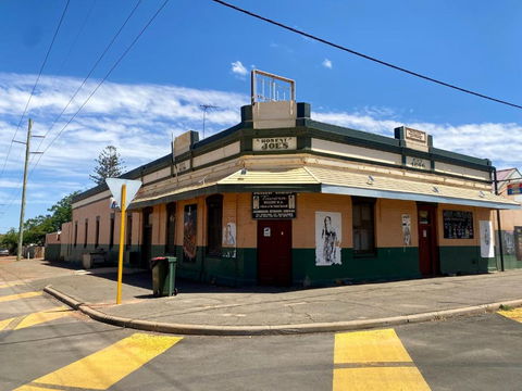 Main Reef Hotel - Accommodation Gladstone 0