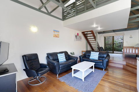 MAIN STAY - 100m To Patrolled Beach, Pool, Wifi, Close To Cafes - Accommodation Gladstone 2